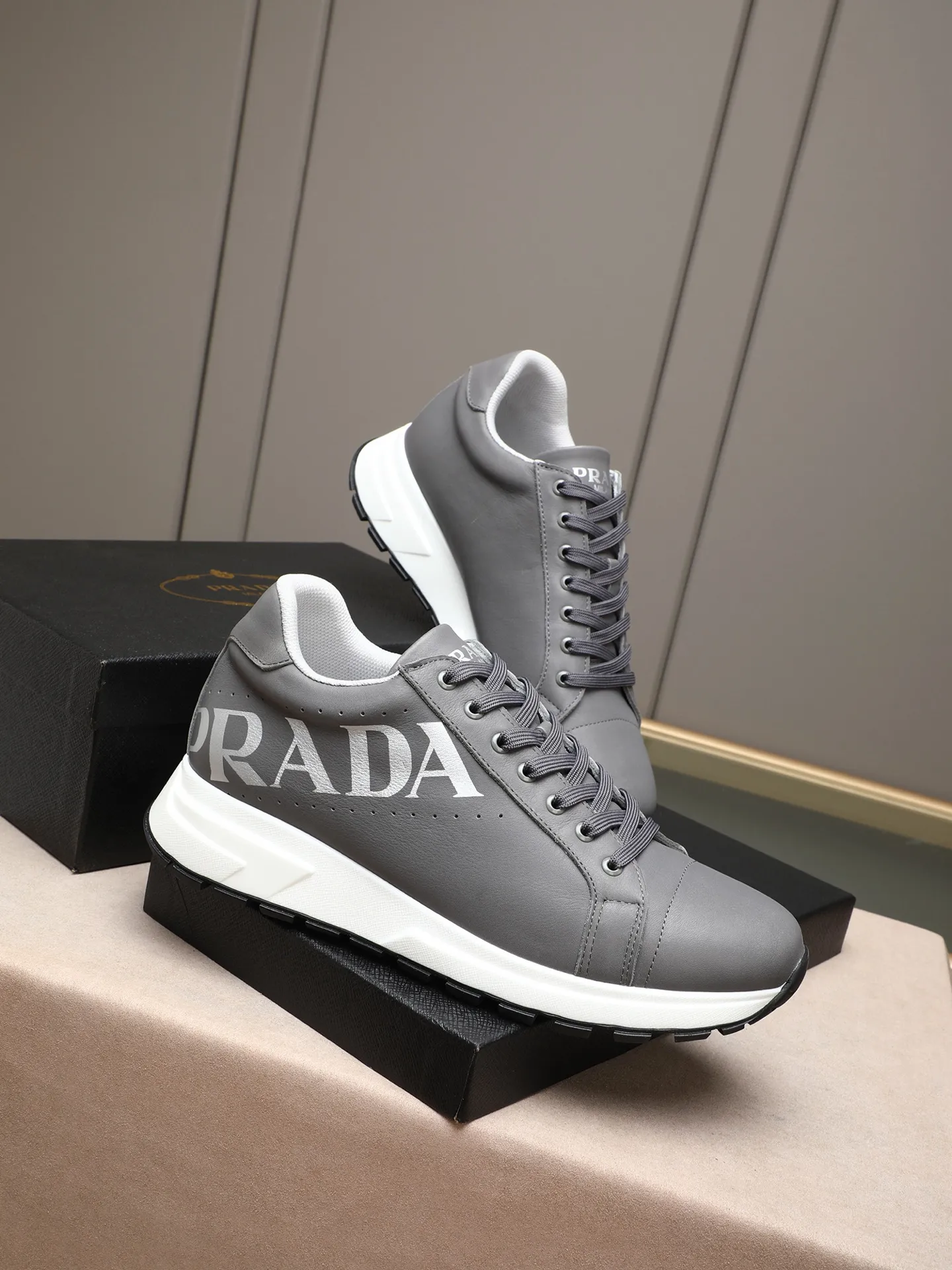 Men's shoes 💰460 PRADA's new model is on the market, the picture above is a must-sell! Fashionable casual men's shoes, trendy and versatile, relaxed and sporty style, imported cowhide leather uppers 3D printed and ultra-fine workmanship. Light and comfortable on the feet, available in 5 colors! 38-44(45 customized)